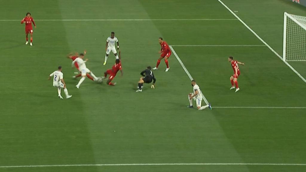 Fabinho toca el balón antes del gol anulado a Benzema