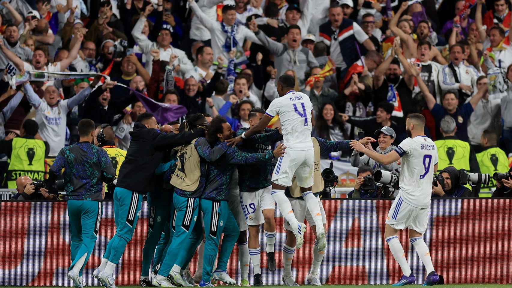 El Real Madrid celebra el gol de Vinicius al Liverpool