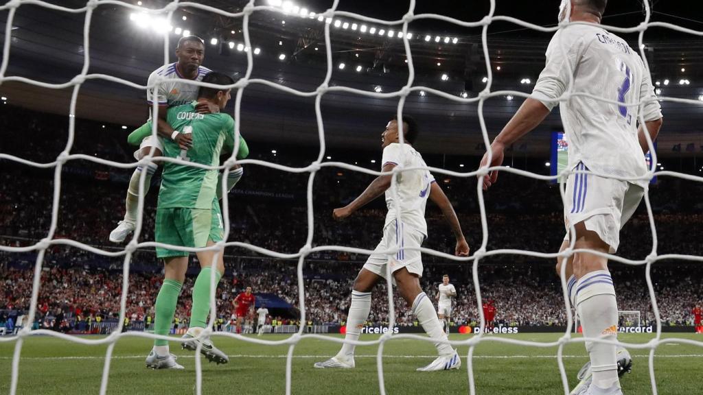 David Alaba felicita a Thibaut Courtois por una gran parada a Mohamed Salah