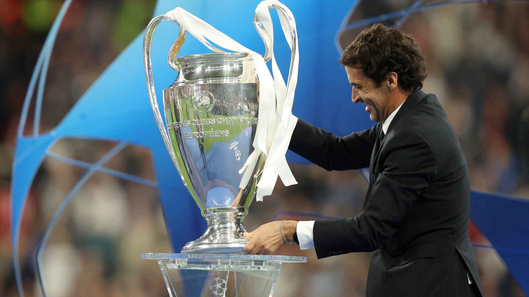 Raúl González lleva el trofeo de la Champions League hasta el atril de la ceremonia de entrega