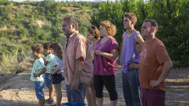 Fotograma de la película 'Alcarràs' en el que aparece la familia protagonista, que ha perdido su zona de cultivo.