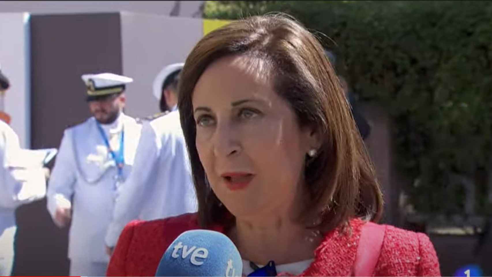 La ministra de Defensa, Margarita Robles, este sábado en Huesca minutos antes del inicio del Desfile de las Fuerzas Armadas.