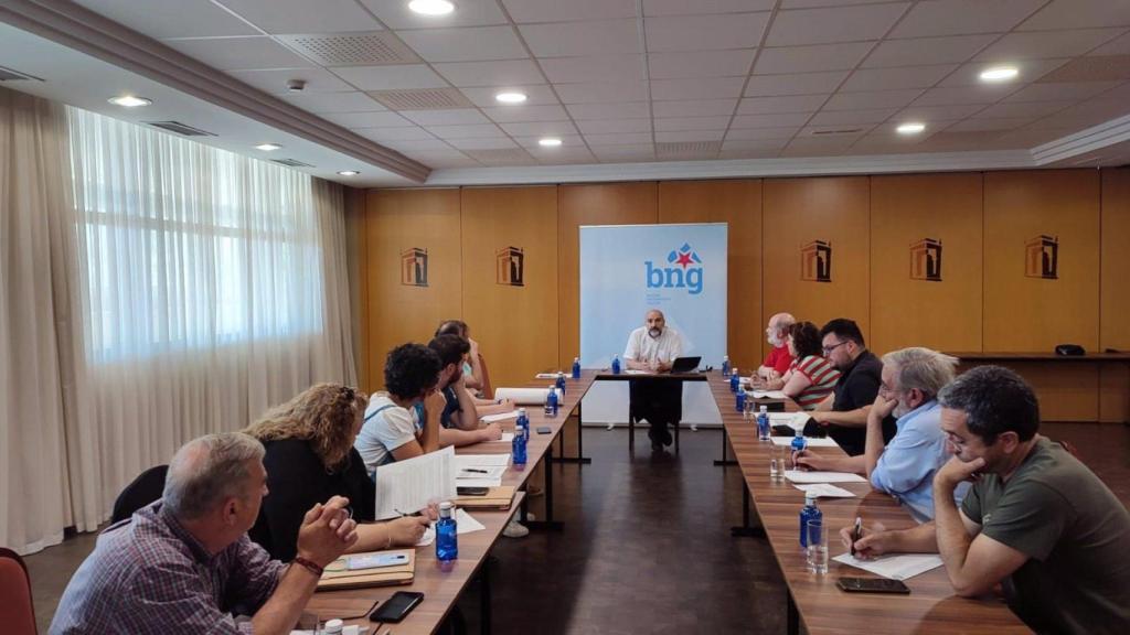 El diputado del BNG en el Congreso, Néstor Rego, en una reunión con representantes de colectivos, plataformas y asociaciones de protección del medio ambiente.