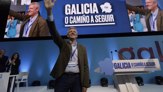 El presidente de la Xunta de Galicia, Alfonso Rueda, saluda durante la clausura del 18º Congreso Autonómico del PPdeG, en el recinto ferial de Pontevedra.