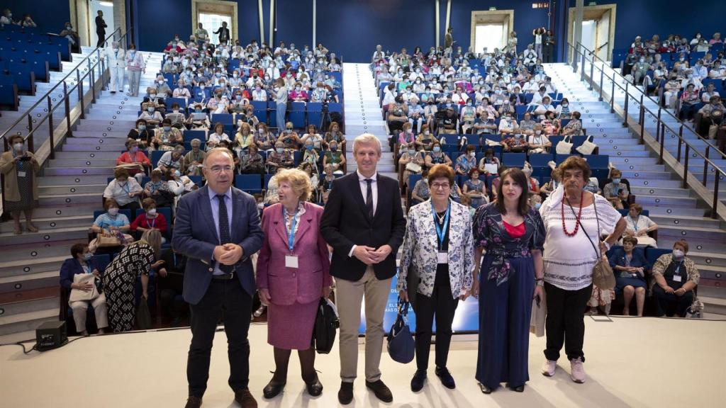 El presidente de la Xunta, Alfonso Rueda, y la conselleira de Promoción do Emprego e Igualdade, María Jesús Lorenzana participan en el congreso nacional de viuvas.