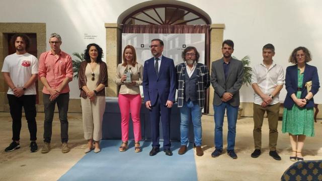 Érika Reija, ganadora del XVIII Premio Couso, conel decano do Colexio de Xornalistas y la corporación municipal de Ferrol.