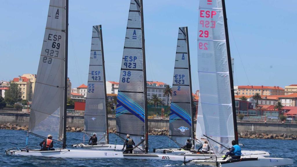 Grupo de cabeza de Clase A en la Copa de España de Catamaranes de A Coruña.