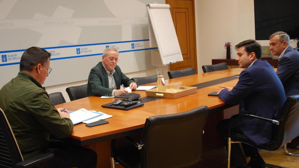 El conselleiro do Medio Rural, José González, se reúne con el nuevo director general de CLUN, Juan Gallástegui, y el presidente, José Ángel Blanco.