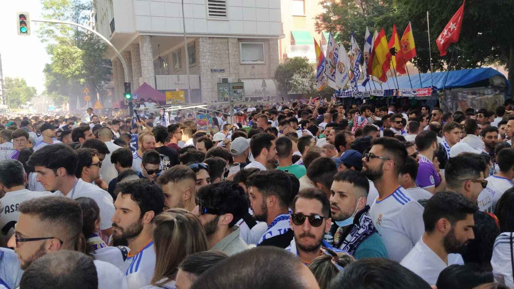 Centenares de aficionados madridistas rodeando el estadio Santiago Bernabéu.