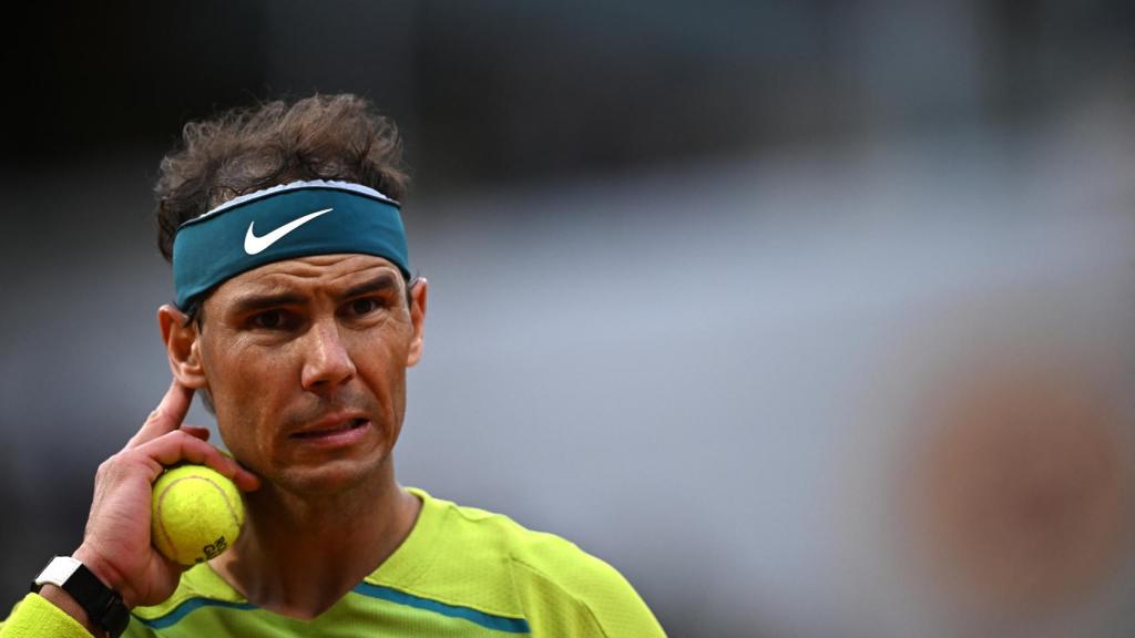 Rafa Nadal se lleva la mano a la cabeza.