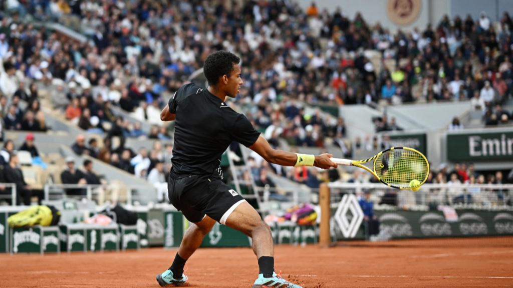 Felix Auger-Aliassime golpea la bola.