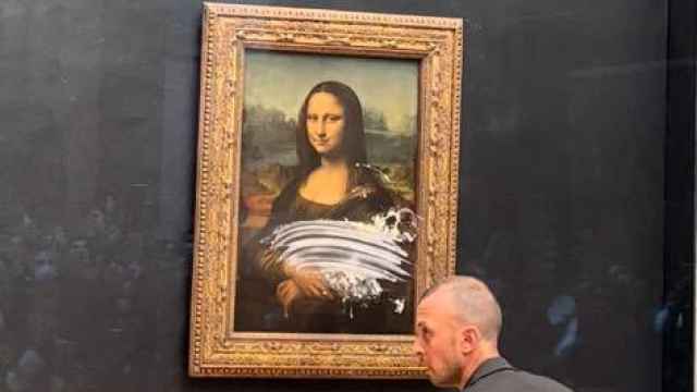 Un visitante del Louvre ataca la Gioconda con una tarta