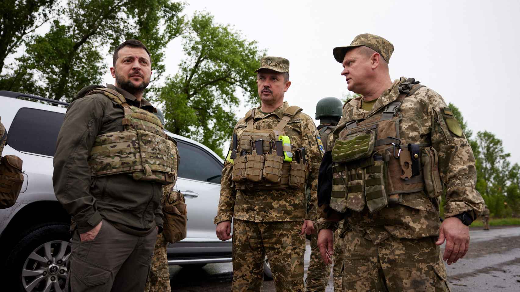 Zelenski con soldados en Járkov, este domingo.