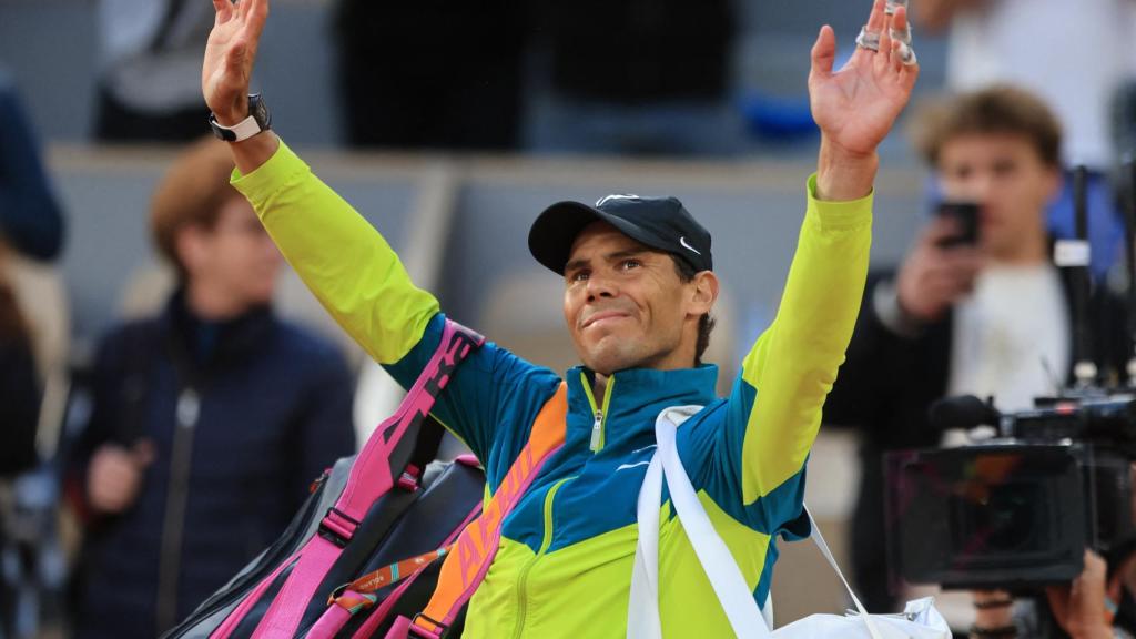 Rafa Nadal saluda a la Philippe Chatrier.