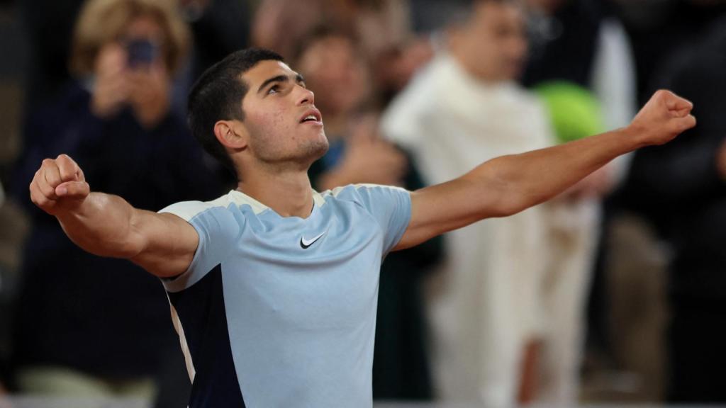 Carlos Alcaraz celebra su triunfo.