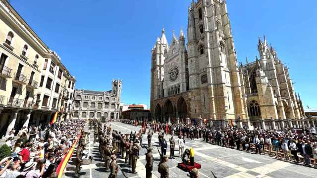 Más de 240 civiles juran la bandera en León como broche al Día de las Fuerzas Armadas