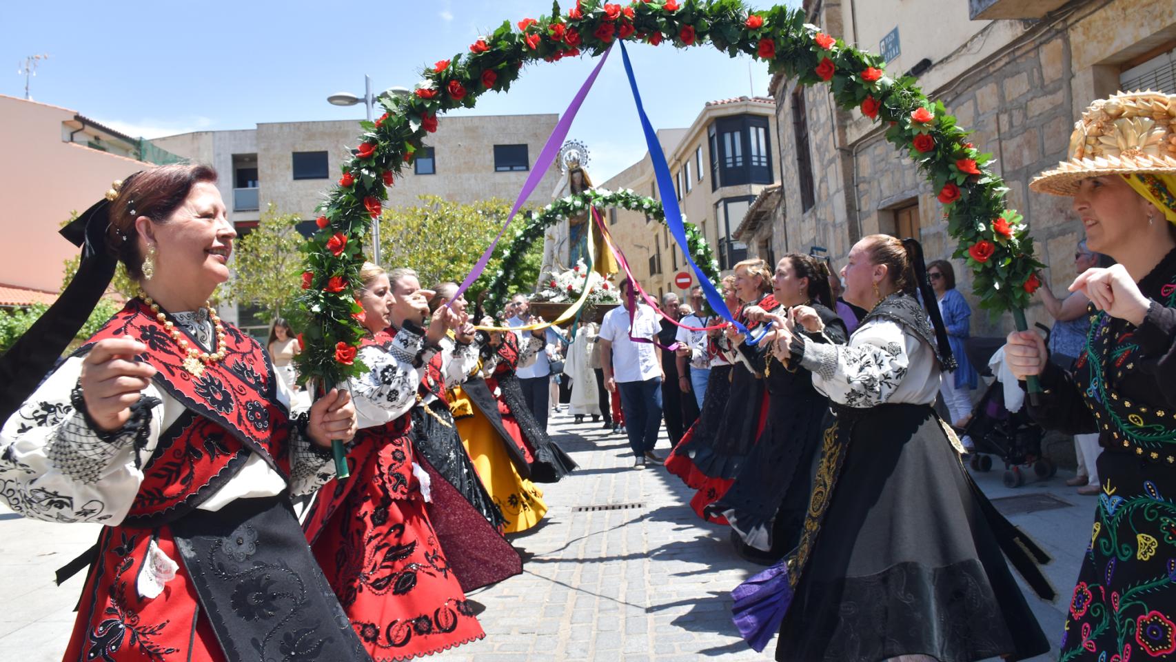 Imágenes de la procesión de la Virgen de los Remedios en las fiestas de Villamayor 2022