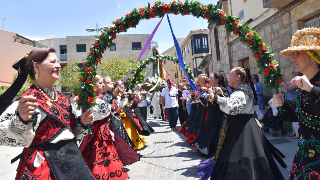 Procesión de la Virgen de los Remedios en las fiestas de Villamayor