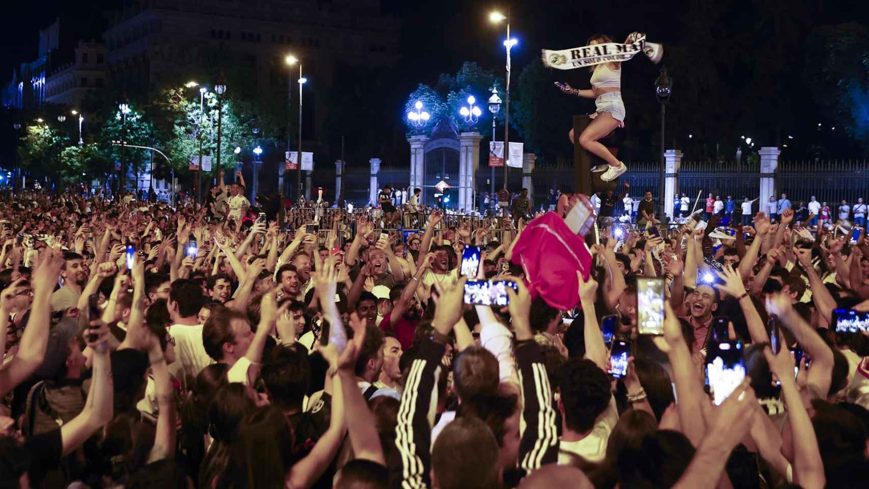 Aficionados del Real Madrid celebran La Decimocuarta en la Plaza de Cibeles