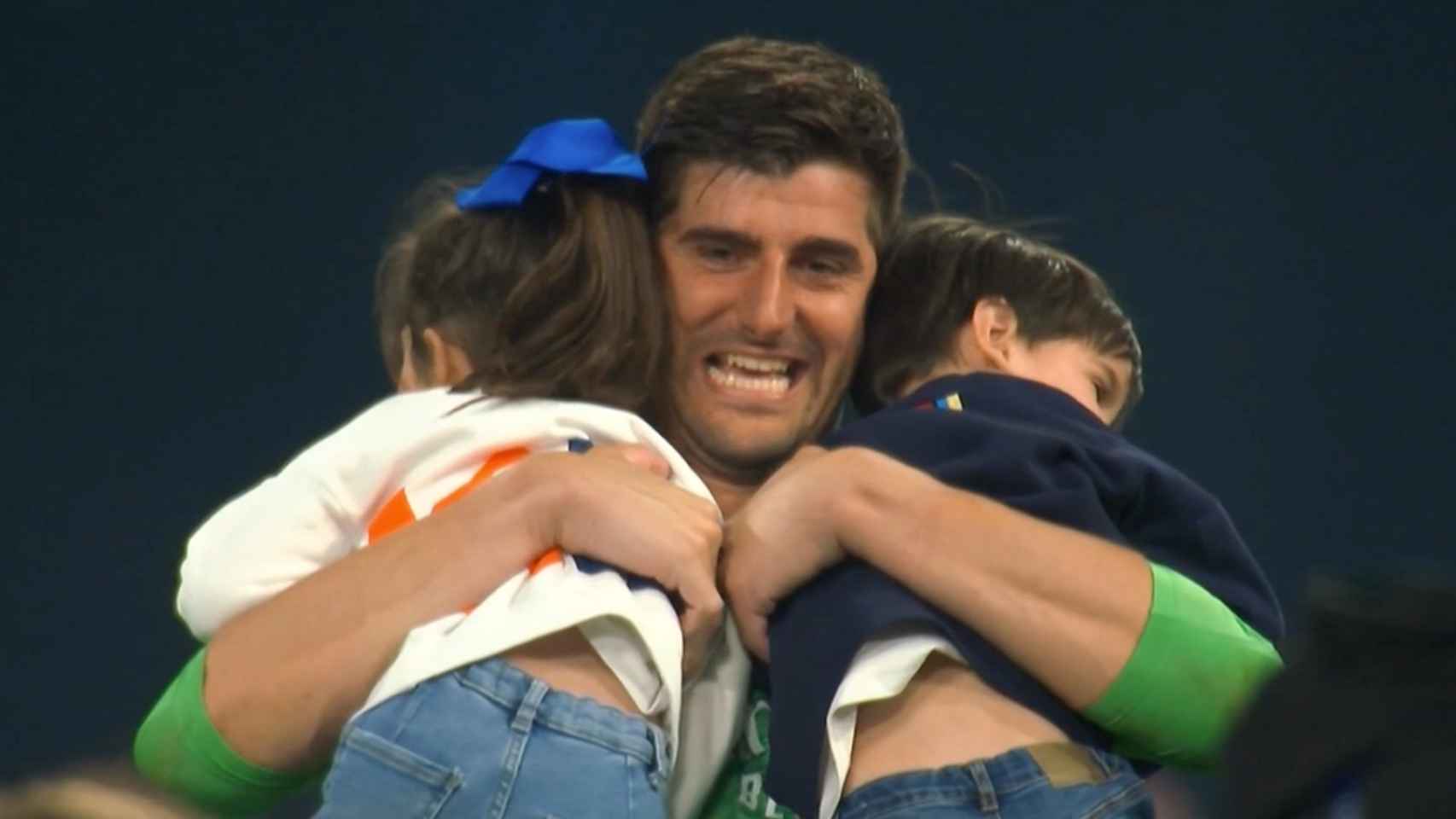 Thibaut Courtois abrazando a sus hijos sobre el césped del Stade de France