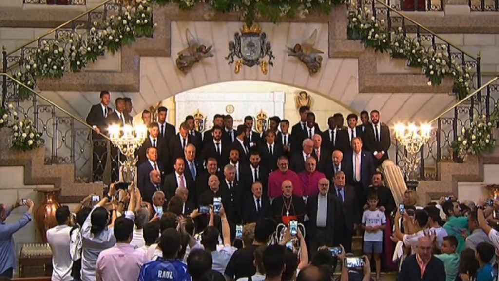 Foto de familia del Real Madrid en la Catedral de la Almudena