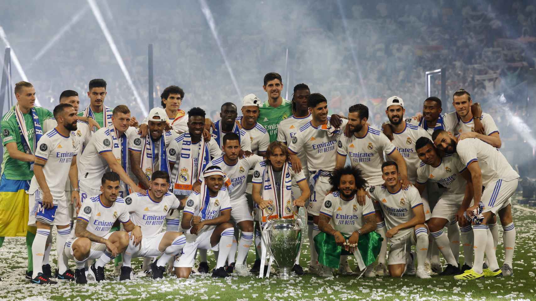 Los jugadores del Real Madrid celebran la Decimocuarta en el Santiago Bernabéu.