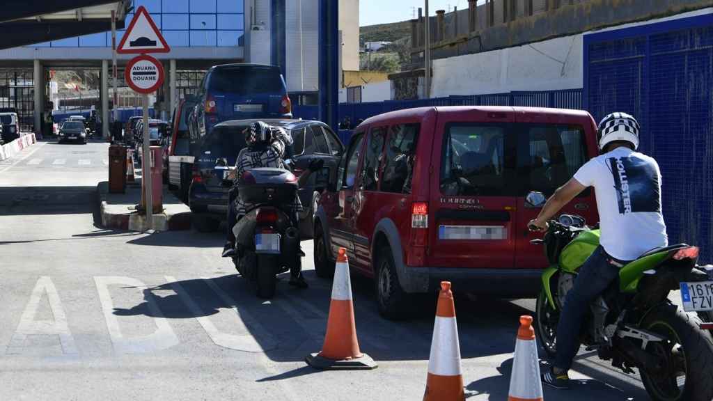 Decenas de vehículos esperan para cruzar la frontera del Tarajal, en Ceuta, tras el acuerdo entre España y Marruecos.