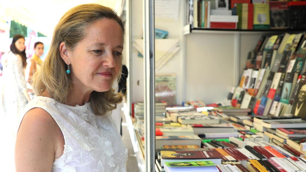 Nadia Calviño en la Feria del Libro de Madrid.