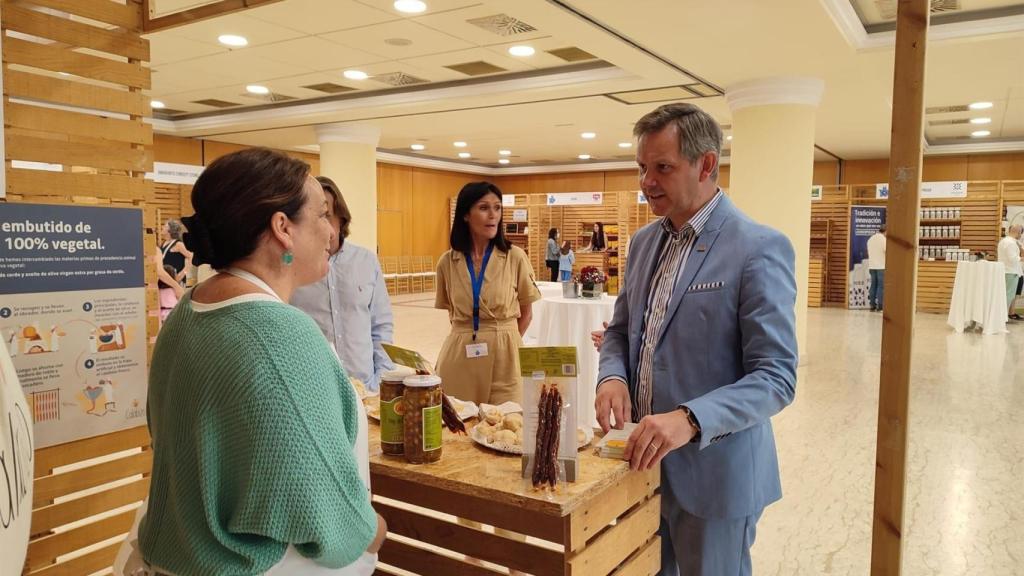 El delegado del Gobierno, José Miñones, visita en Santiago la I Feira Gastronómica de Galicia Sen Glute organizada por Acega.