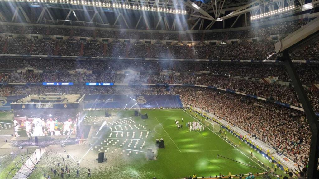 El equipo dando una vuelta de honor alrededor del Bernabéu.