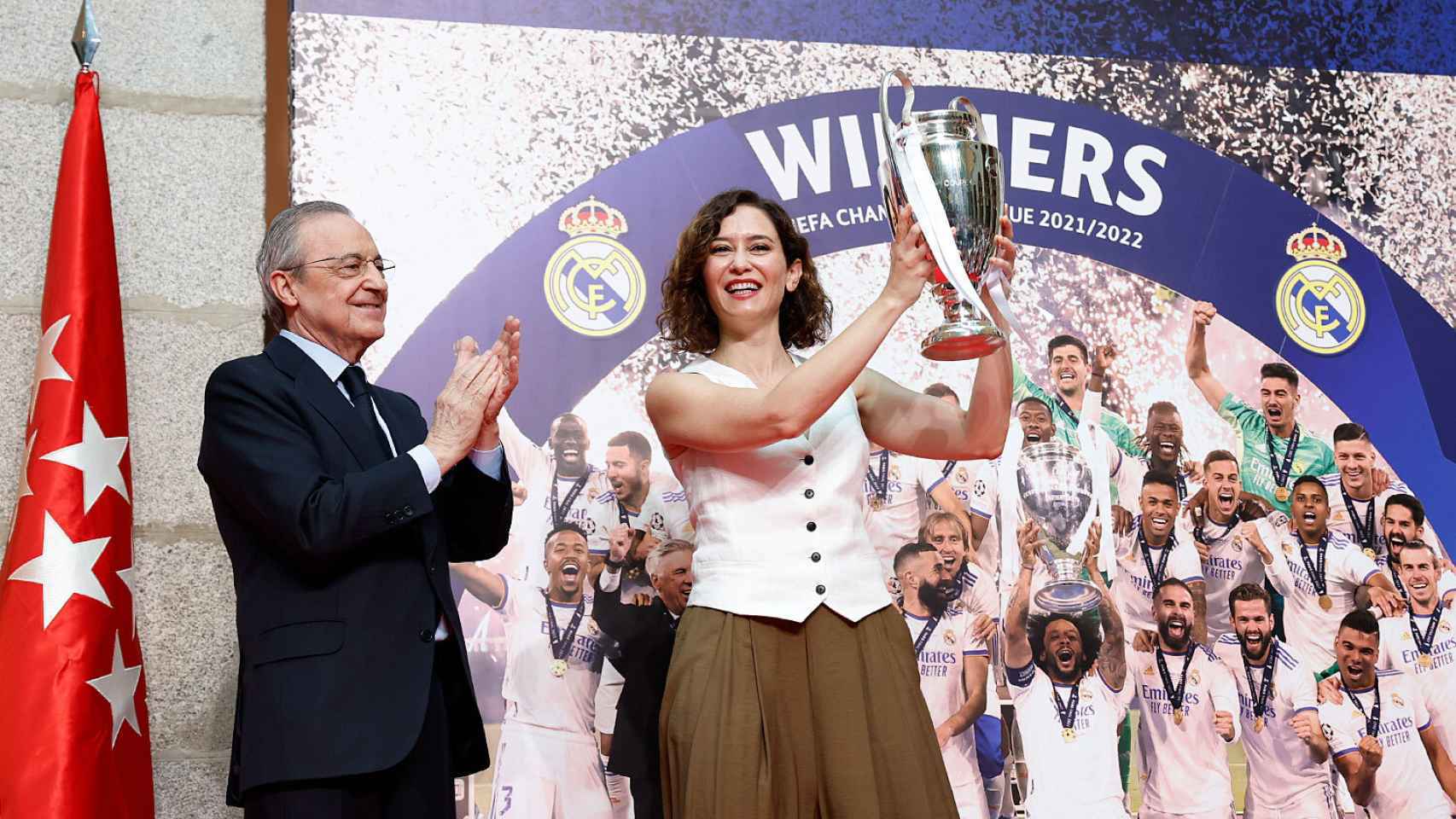 Isabel Díaz Ayuso, junto a Florentino Pérez, levantando una réplica de la Champions.