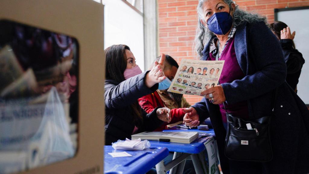 Una mujer votando este domingo en Bogotá.