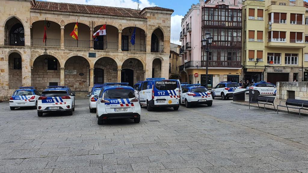 Coches de la Policía Municipal de Zamora en la Plaza Mayor