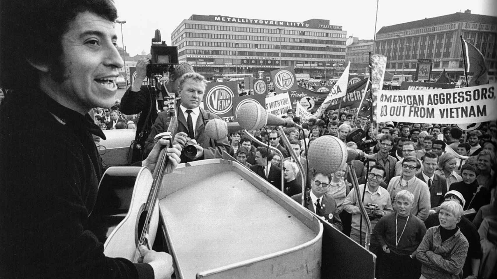 Víctor Jara actuando en Helsinki en una protesta contra la Guerra de Vietnam (1969).