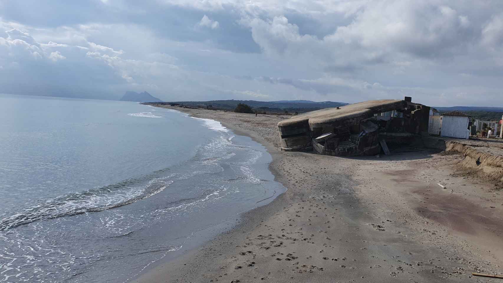El búnker destruido en la playa de Guadalquitón, en San Roque (Cádiz).