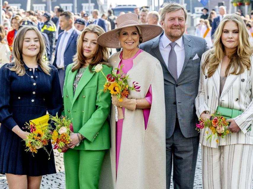 Guillermo y Máxima de Holanda junto a sus hijas Alexia, Amalia y Ariana.