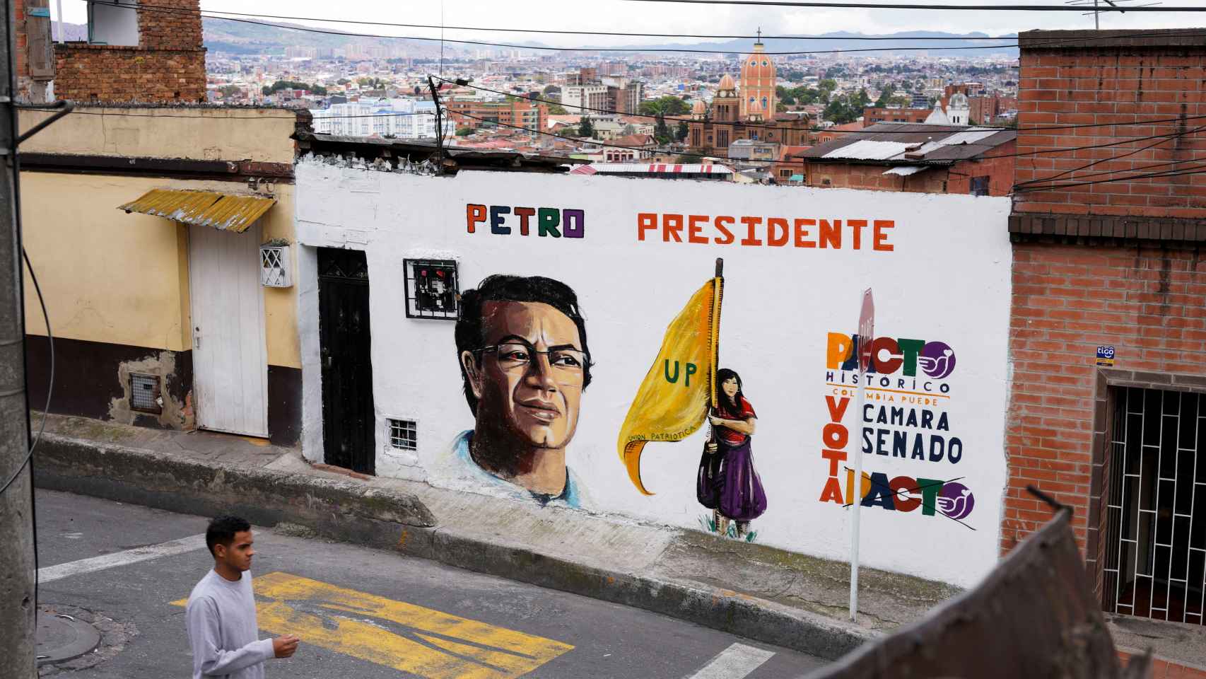 Una pared con una imagen del presidente de izquierda colombiano Gustavo Petro en Bogotá.
