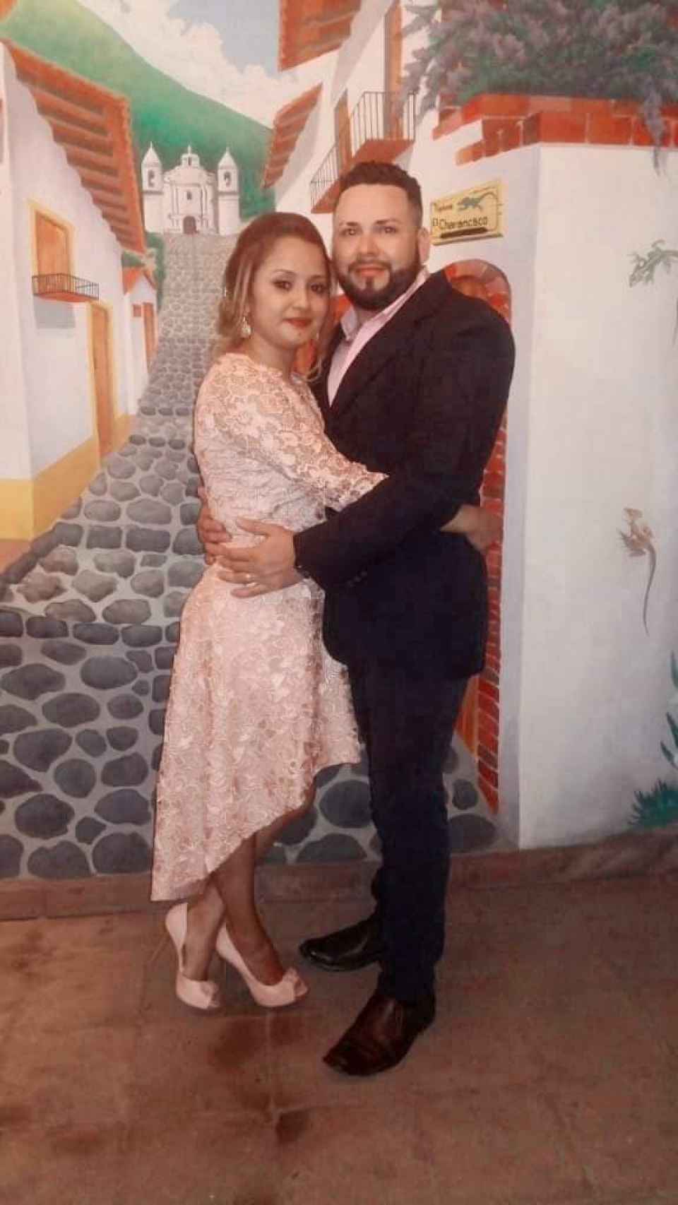 Bessy y Jesús, hace cuatro años, en su boda por lo civil, en una ceremonia celebrada en un restaurante de Santa Bárbara.