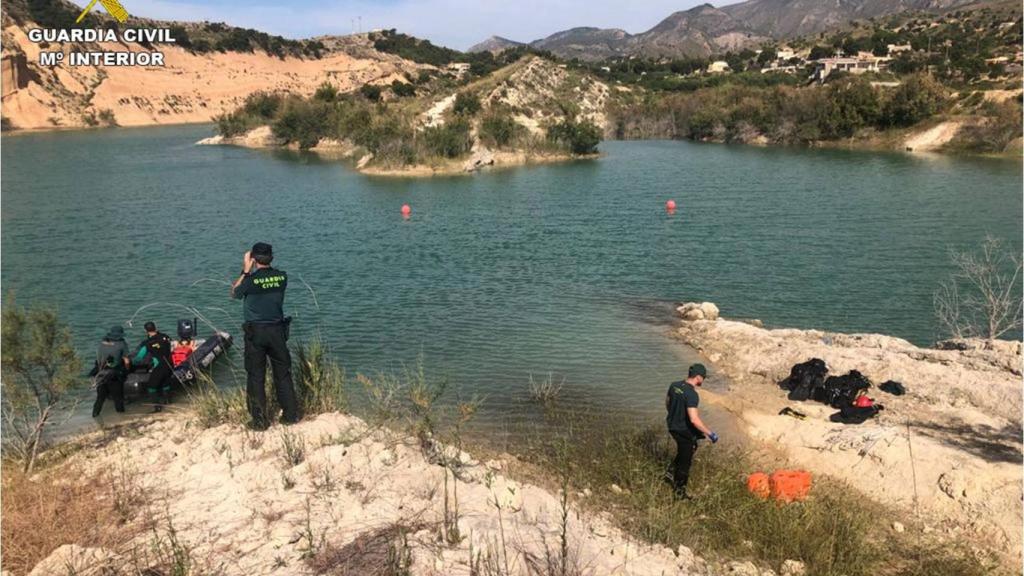 La Guardia Civil, en la búsqueda del joven encontrado este lunes.