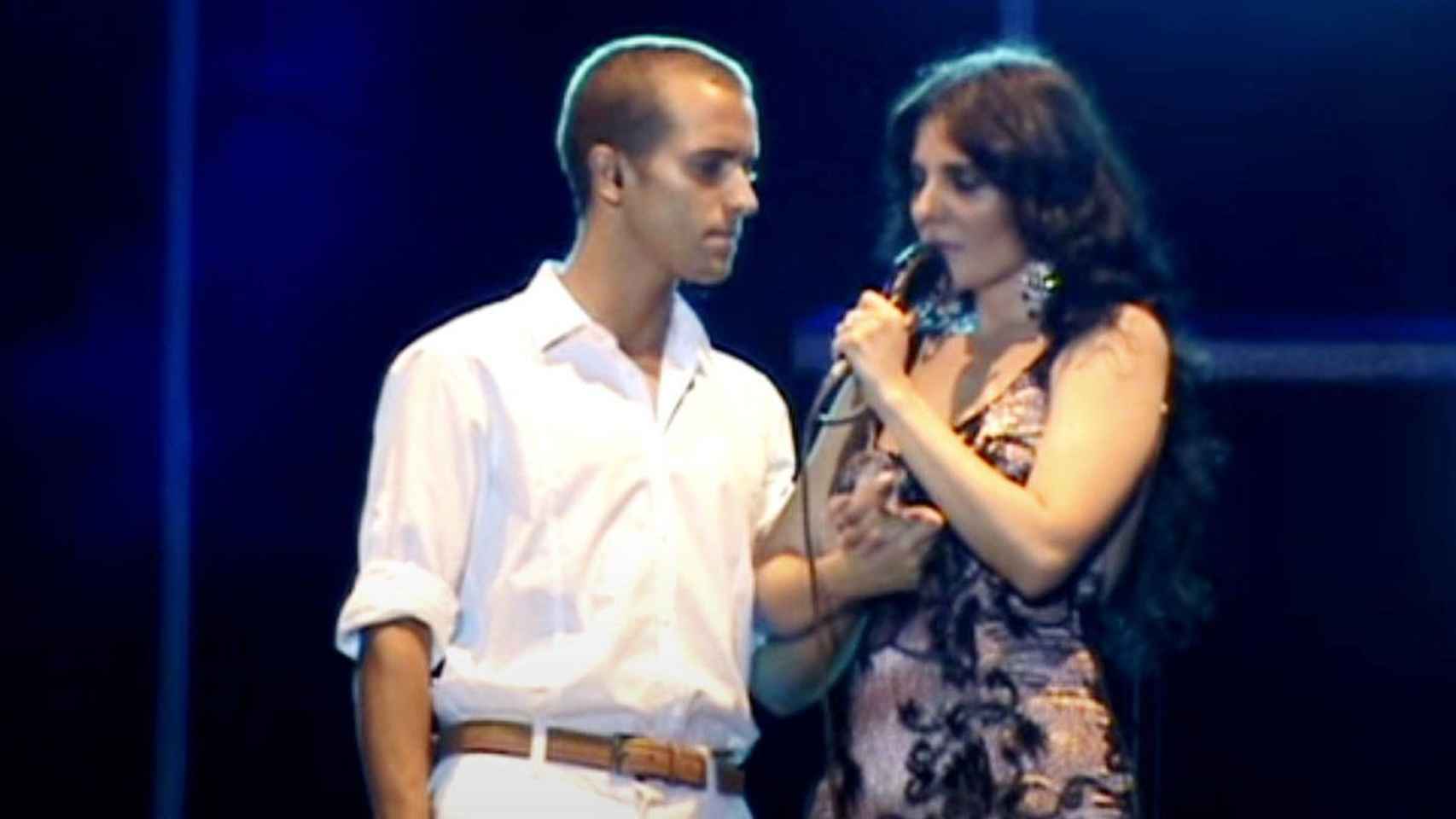 Pablo Alborán cantando con Diana Navarro, hecho un chaval.