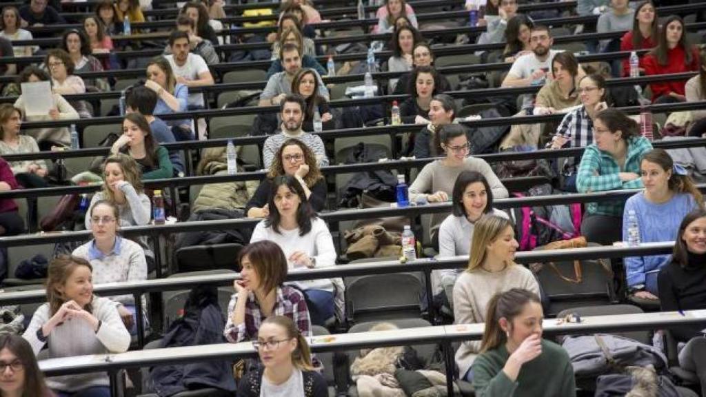 Opositores a la espera de recibir el examen para comenzar la prueba.