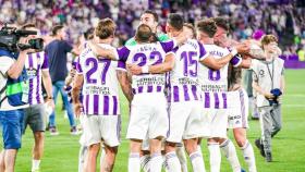 Los jugadores del Real Valladolid celebrando sobre el césped de Zorrilla el ascenso