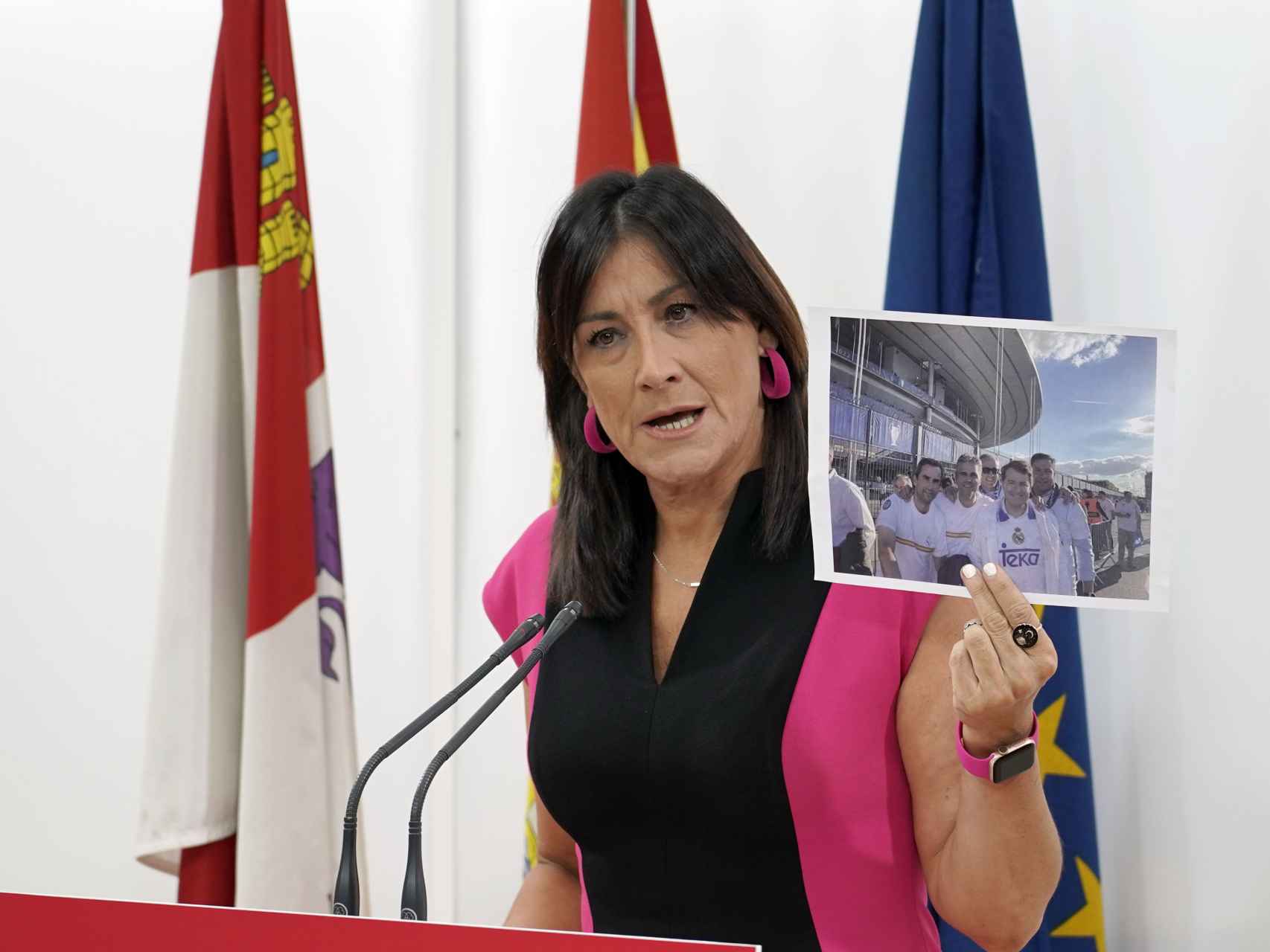 La procuradora socialista Ana Sánchez muestra la foto de Alfonso Fernández Mañueco en la final de la Champions, este lunes en rueda de prensa.