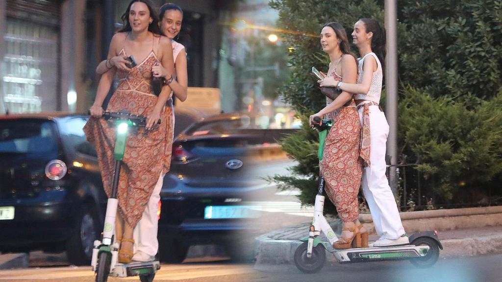 Victoria Federica y una amiga, patinando por el asfalto de Madrid.