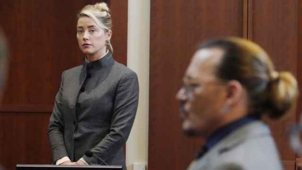 Amber Heard y Johnny Depp durante una de las sesiones de su juicio en el tribunal de Fairfax, Virginia.