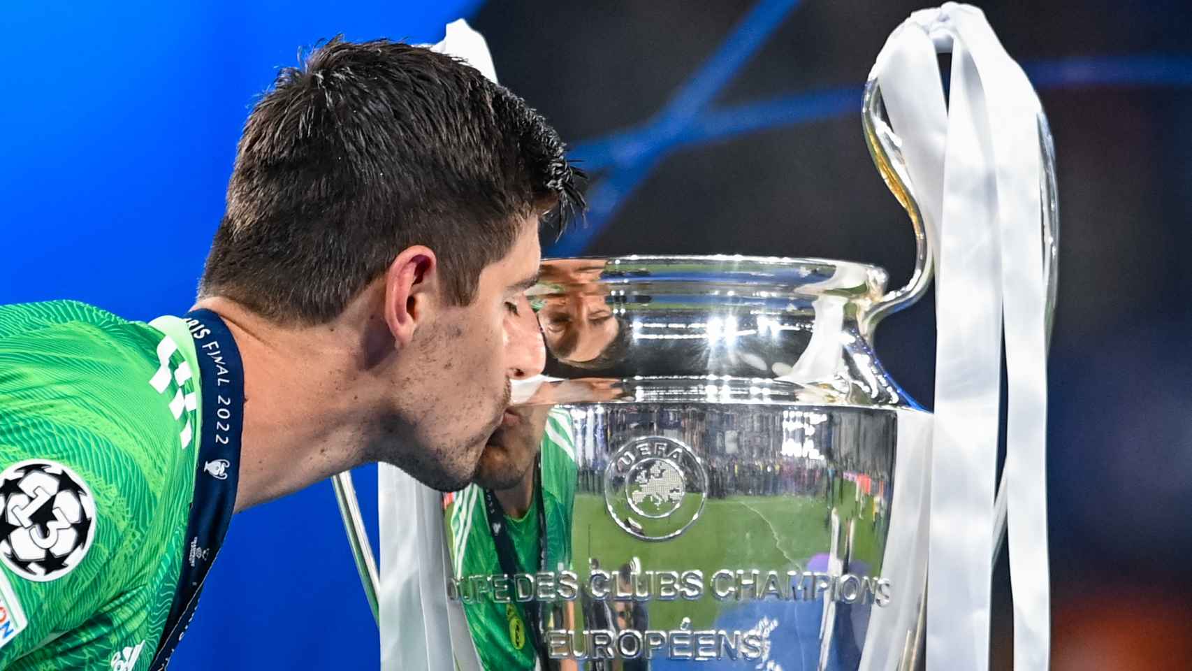 Thibaut Courtois, besando el trofeo de la Champions League