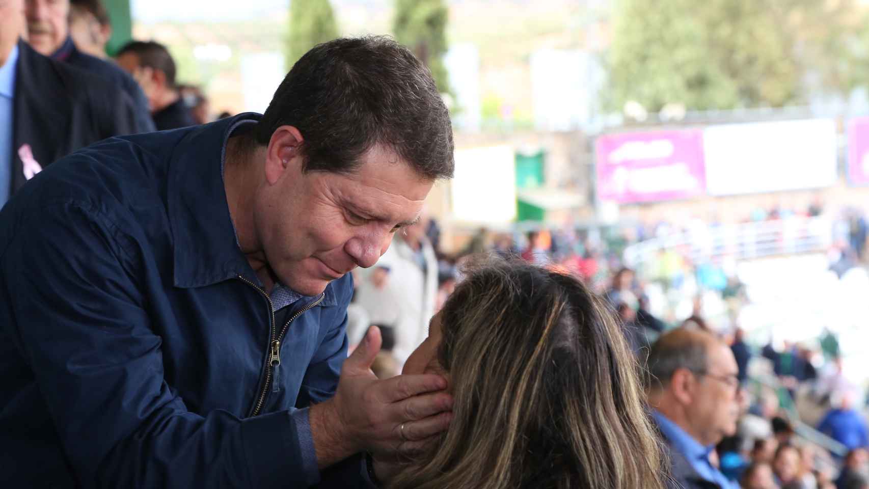 Emiliano García-Page saluda a una aficionada en el estadio Salto del Caballo de Toledo. Imagen de archivo.