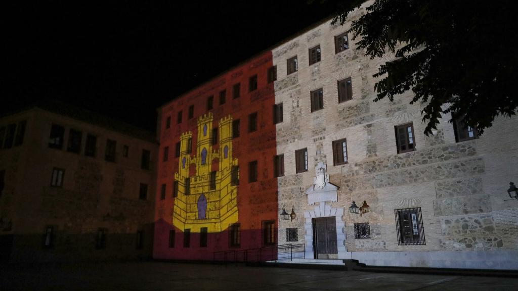 Iluminación de la fachada de las Cortes de Castilla-La Mancha. Foto: Cortes CLM.