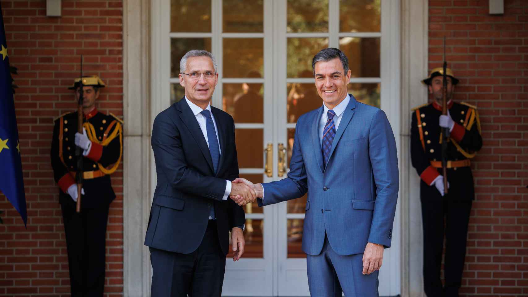 El presidente del Gobierno, Pedro Sánchez (d), recibe al secretario general de la OTAN, Jens Stoltenberg, en el Palacio de la Moncloa este lunes.