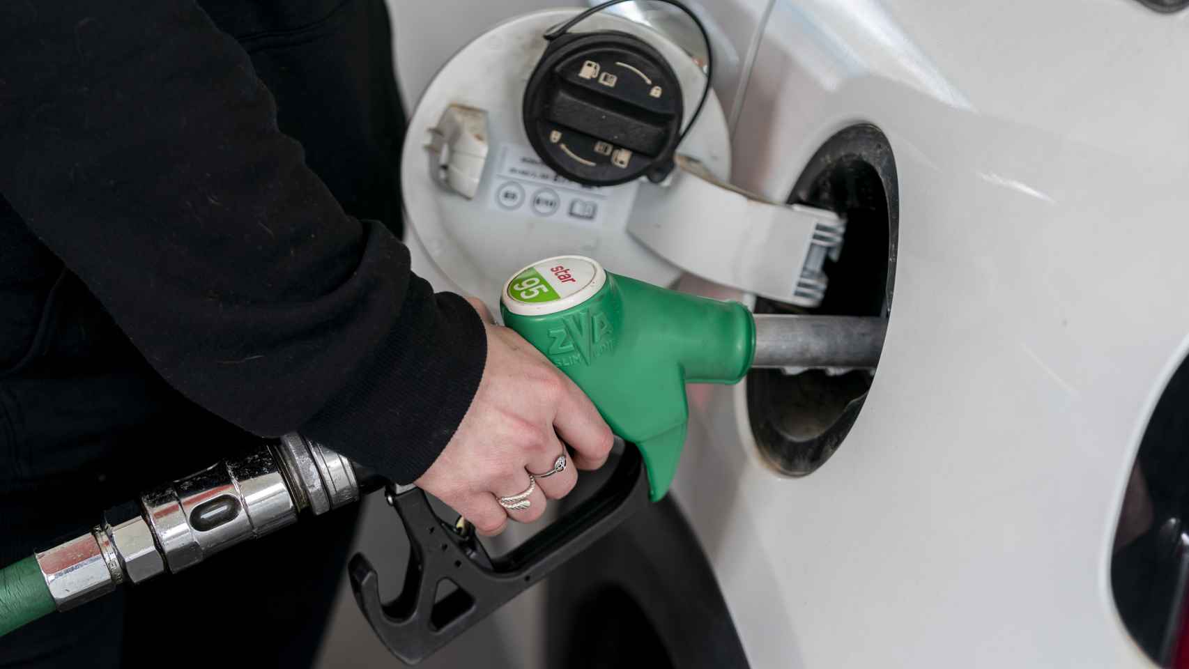 Una persona echa gasolina a su vehículo